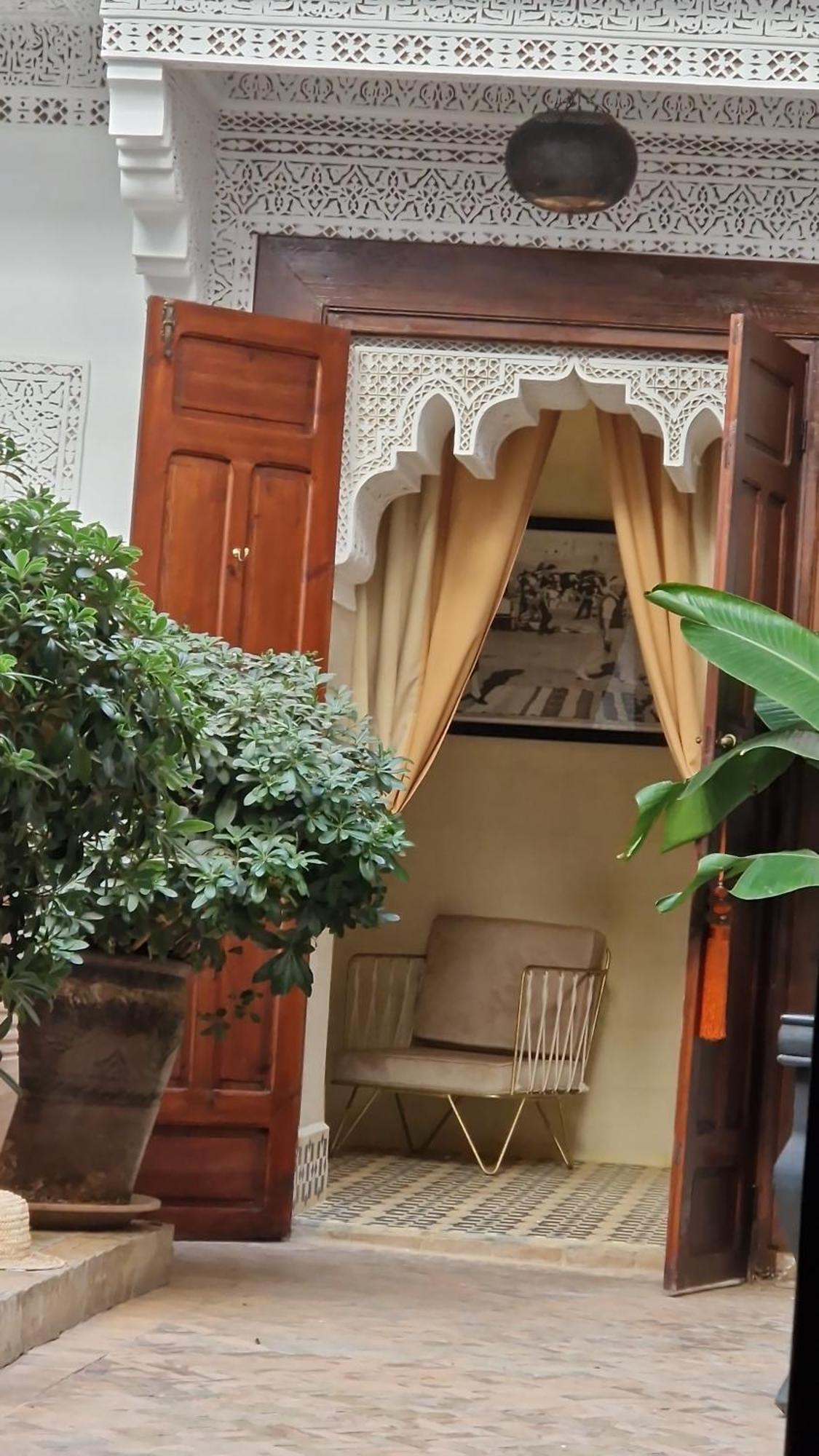 Riad Les Nuits De Marrakech Marrakesch Exterior foto The window of the house of the poet