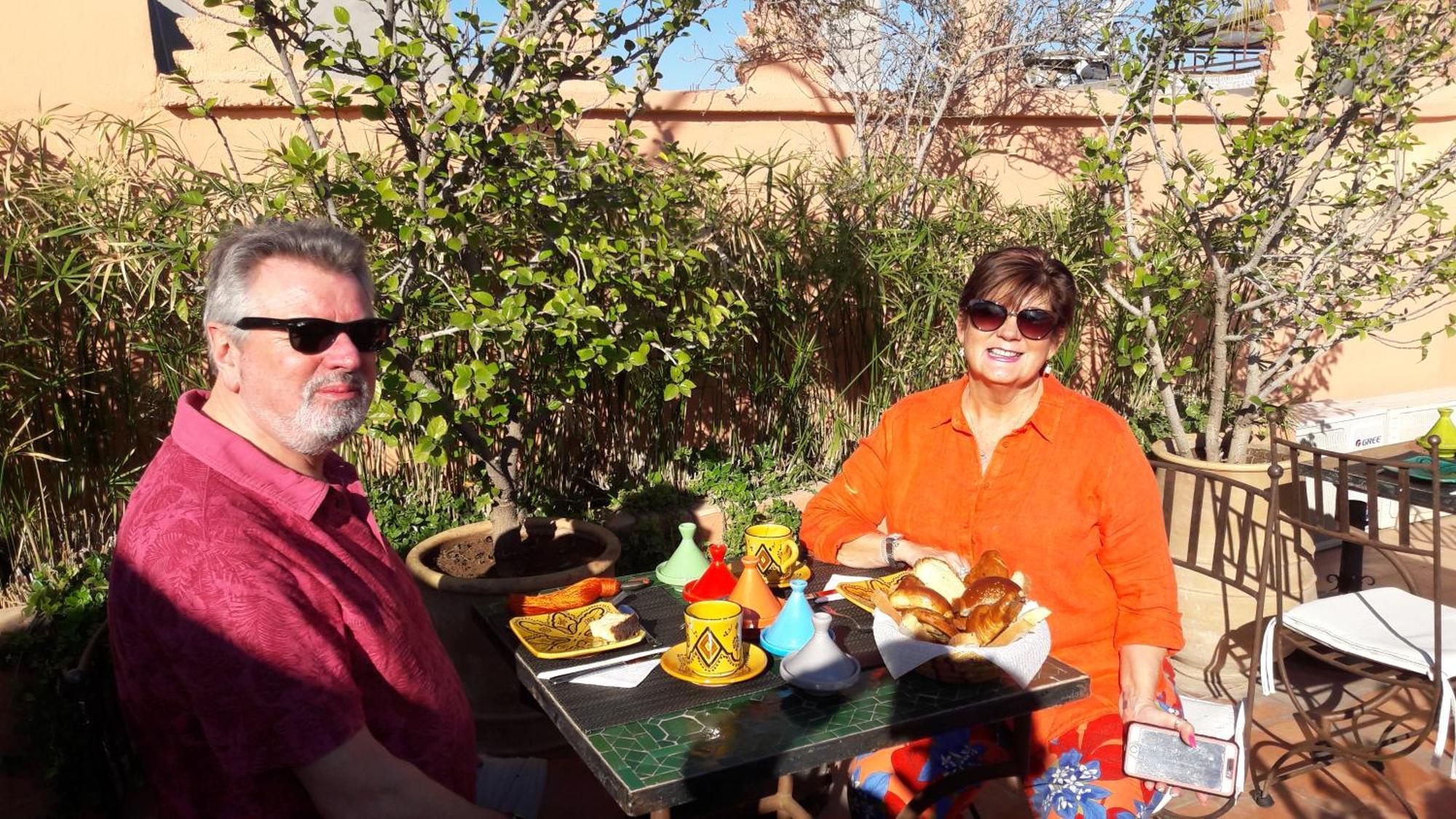 Riad Les Nuits De Marrakech Marrakesch Exterior foto A couple eating at a restaurant