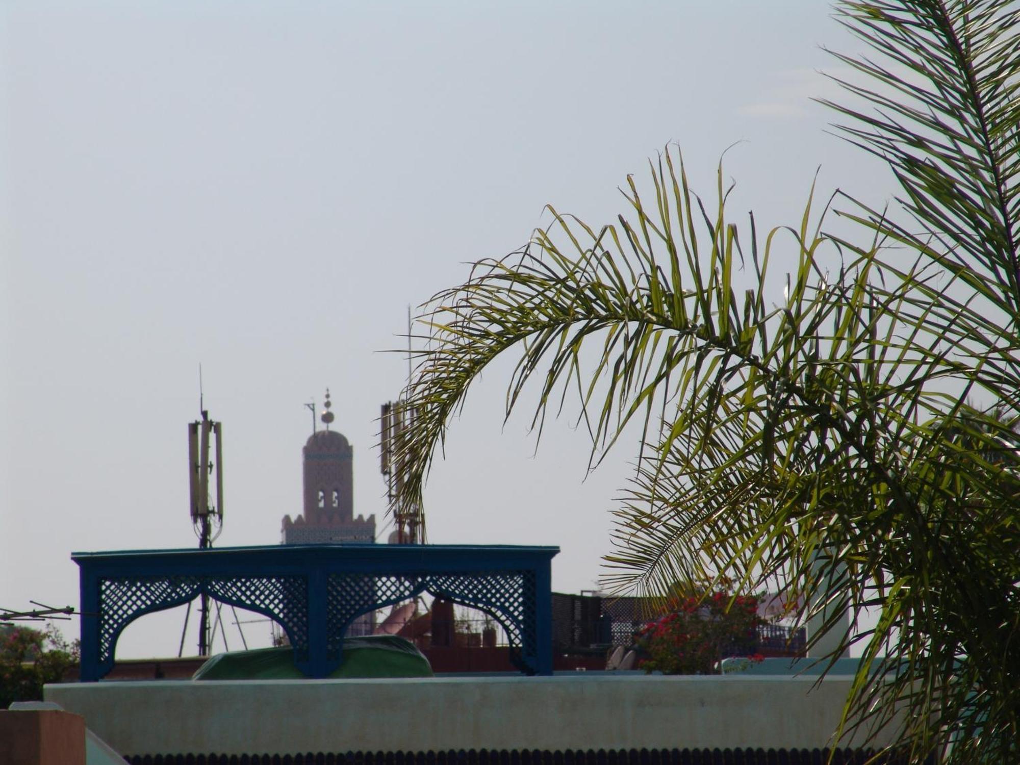 Riad Les Nuits De Marrakech Marrakesch Exterior foto The mosque from the roof of a nearby house