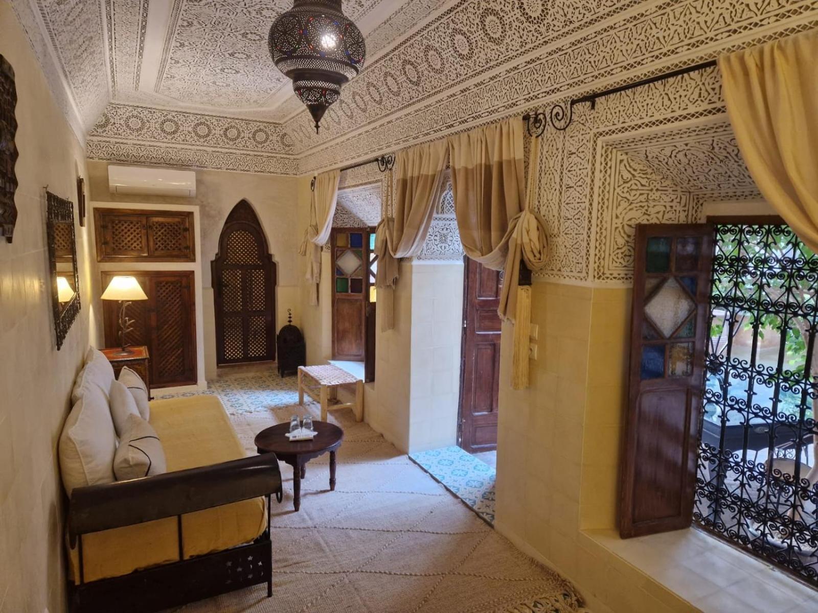 Riad Les Nuits De Marrakech Marrakesch Exterior foto A room at the hotel
