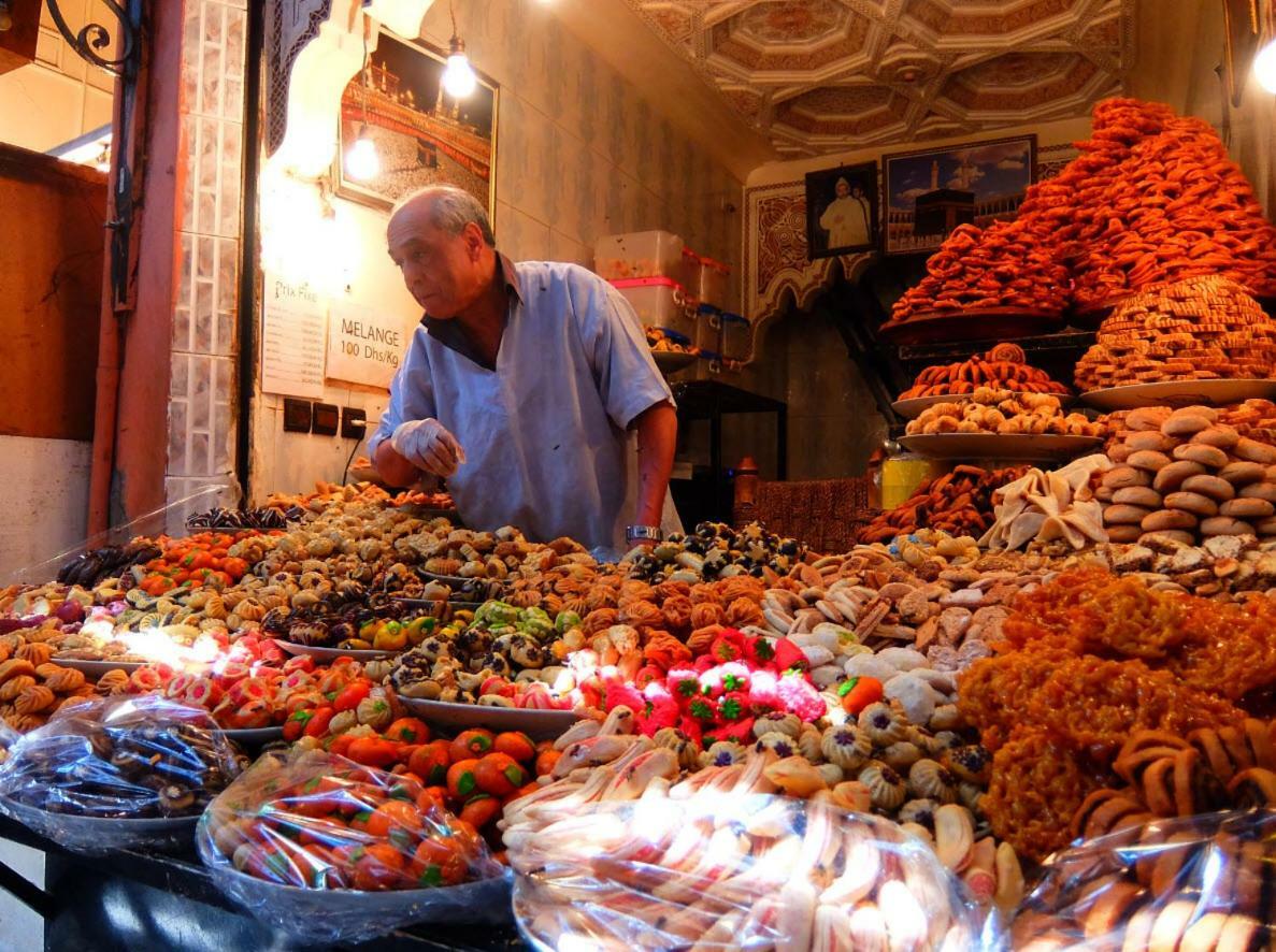 Riad Les Nuits De Marrakech Marrakesch Exterior foto A souk in Marrakesh